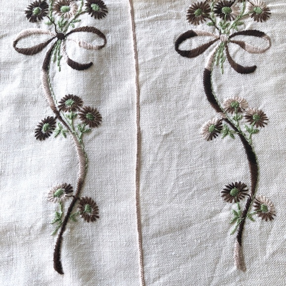 Vintage Daisy Embroidered Linen Placemats set of 4 - Picture 4 of 7